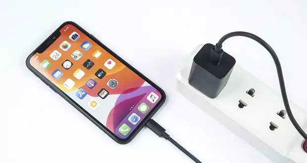 اپل در مورد شارژ آیفون هشدار داد